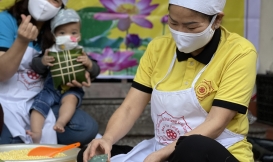 Chương trình phát cháo hàng tuần của CLB Thiện Nhân Tâm chùa Cương Xá tại bệnh viện đa khoa tỉnh Hải dương